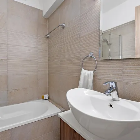 Διαμέρισμα Downtown 2 Bedroom *